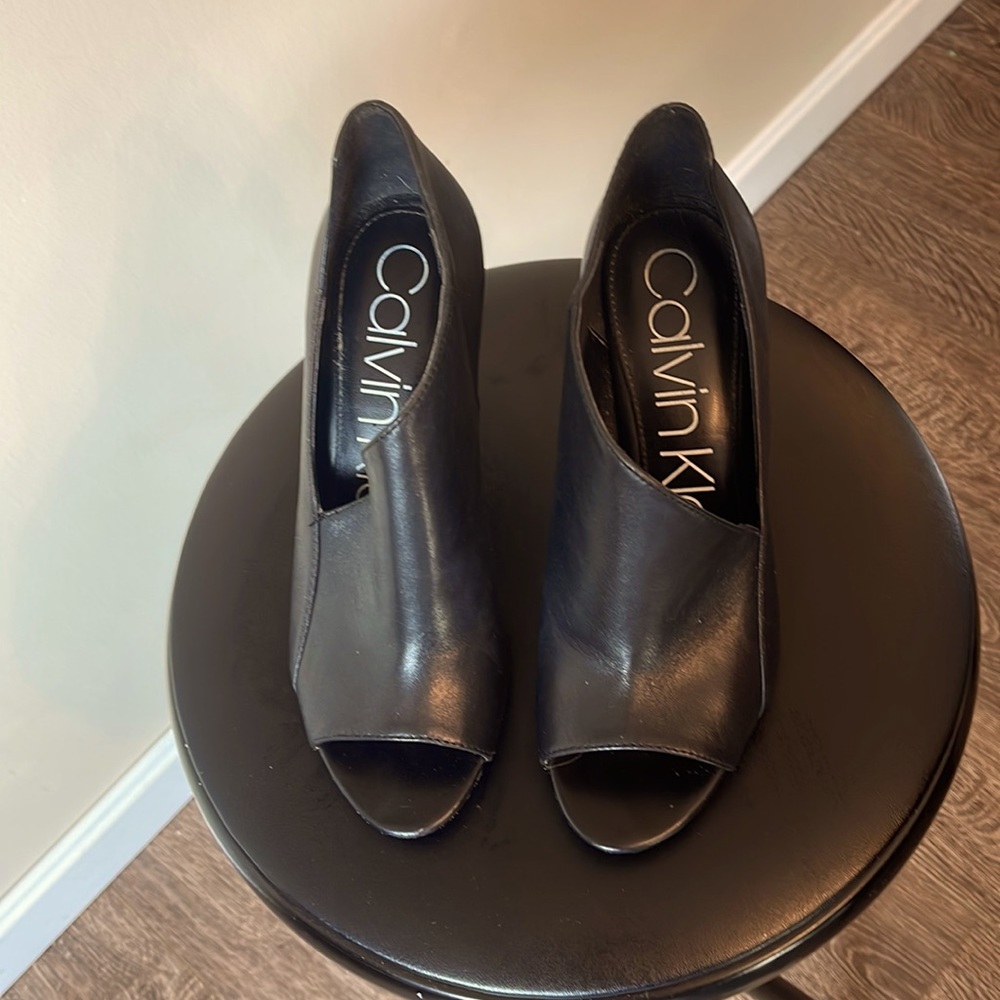 7.5 Calvin Klein woman’s Nastassia Black peep toe pump.